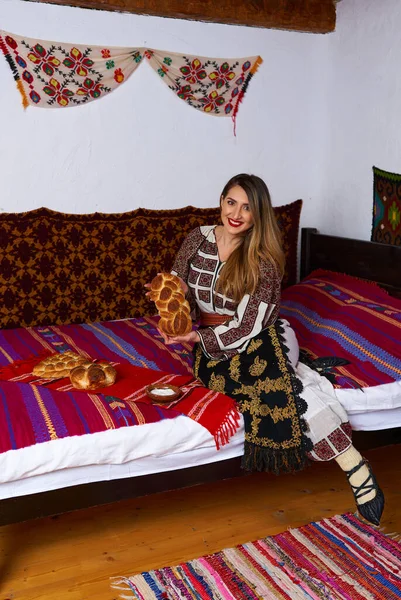 Молодая Румынская Женщина Наряженная Традиционный Популярный Костюм Традиционном Сельском Доме — стоковое фото
