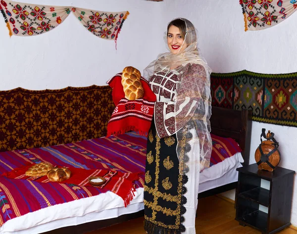 Ung Rumänsk Kvinna Klädd Traditionell Populär Kostym Ett Traditionellt Lantligt — Stockfoto