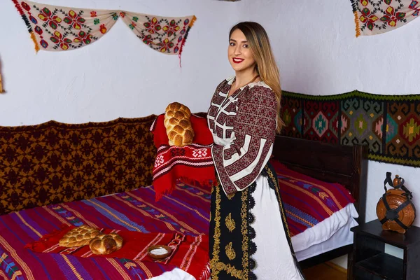 在一个传统的乡村家庭里 年轻的罗马尼亚女人穿着传统的流行服装 — 图库照片