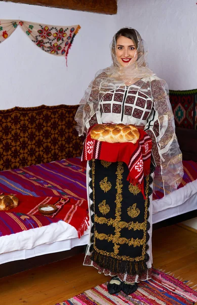 Giovane Donna Rumena Vestita Costume Tradizionale Popolare Una Casa Rurale — Foto Stock