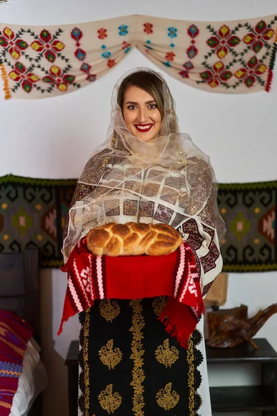 Νεαρή Ρουμάνα Ντυμένη Παραδοσιακή Λαϊκή Ενδυμασία Παραδοσιακό Αγροτικό Σπίτι — Φωτογραφία Αρχείου