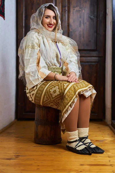 Geleneksel Gelin Kostümlü Genç Romen Kadın Eski Bir Evde Popüler — Stok fotoğraf