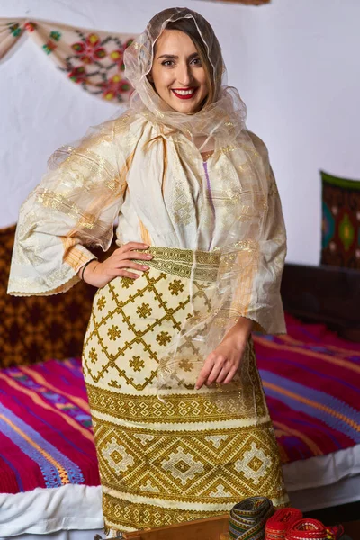 Junge Rumänin Traditioneller Brautkleidung Einem Vintage Haus — Stockfoto
