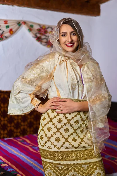 Ung Rumänsk Kvinna Traditionell Brud Populär Kostym Vintage Hem — Stockfoto