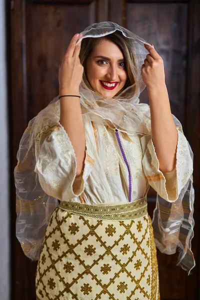Jeune Femme Roumaine Costume Traditionnel Mariée Populaire Dans Une Maison — Photo