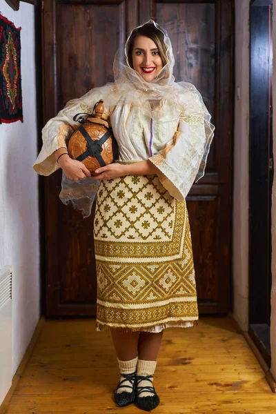 전통적 복장을 루마니아의 이나무 술병을 빈티지 집에서 — 스톡 사진