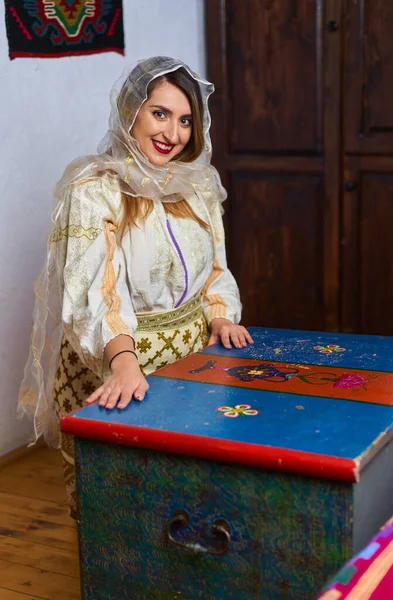 Молода Румунська Жінка Традиційному Вбранні Нареченої Старовинному Будинку — стокове фото