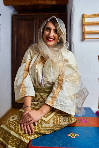 Jeune Femme Roumaine Costume Traditionnel Mariée Populaire Dans Une Maison — Photo