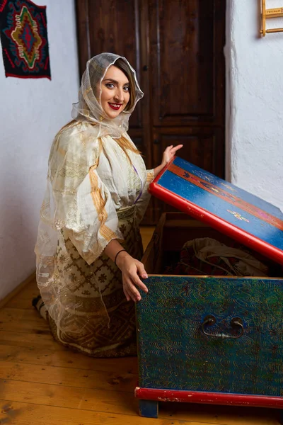 Junge Rumänin Traditioneller Brautkleidung Einem Vintage Haus — Stockfoto