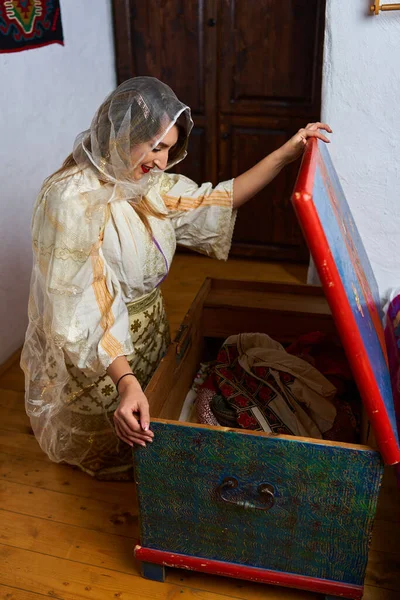 전통적 복장을 루마니아의 빈티지 집에서 — 스톡 사진