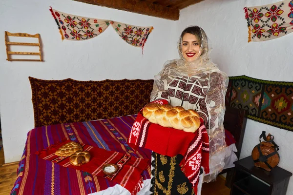 在一个传统的乡村家庭里 年轻的罗马尼亚女人穿着传统的流行服装 — 图库照片
