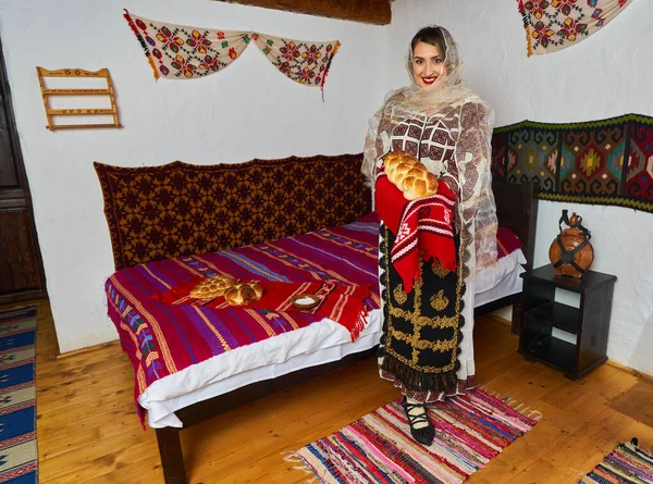 Молода Румунська Жінка Одягнена Традиційний Популярний Костюм Традиційному Сільському Домі — стокове фото