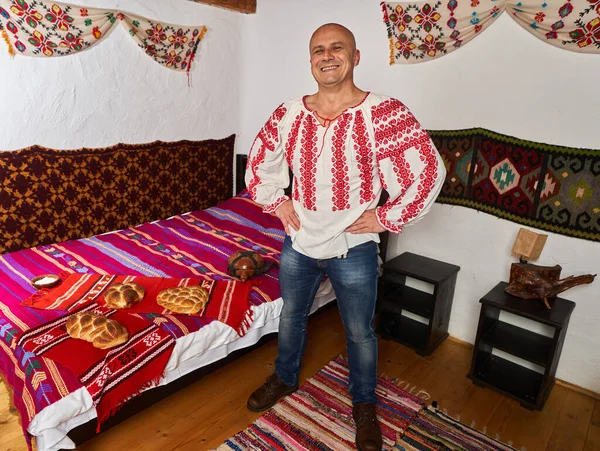 伝統的なルーマニアの民俗家の男は ヴィンテージの刺繍のシャツとジーンズを着て — ストック写真