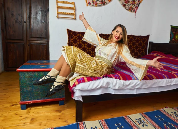 Mujer Rumana Joven Traje Popular Novia Tradicional Una Casa Vintage — Foto de Stock