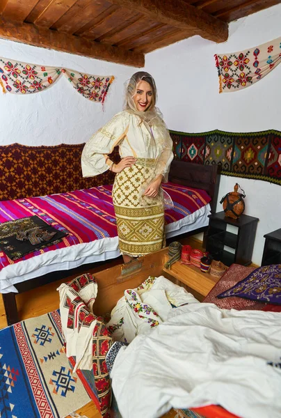 Jovem Romena Traje Popular Noiva Tradicional Uma Casa Vintage — Fotografia de Stock
