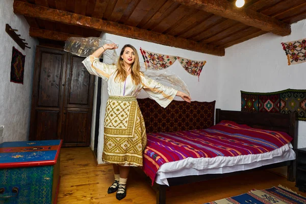 Jonge Roemeense Vrouw Traditionele Bruid Populair Kostuum Een Vintage Huis — Stockfoto