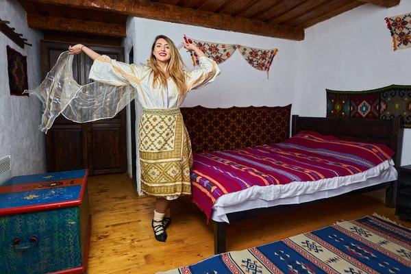 若いですルーマニアの女性で伝統的な花嫁人気の衣装でヴィンテージ家 — ストック写真