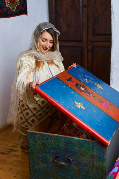 Νεαρή Ρουμάνα Παραδοσιακή Νυφική Λαϊκή Φορεσιά Εξοχικό Σπίτι Royalty Free Εικόνες Αρχείου