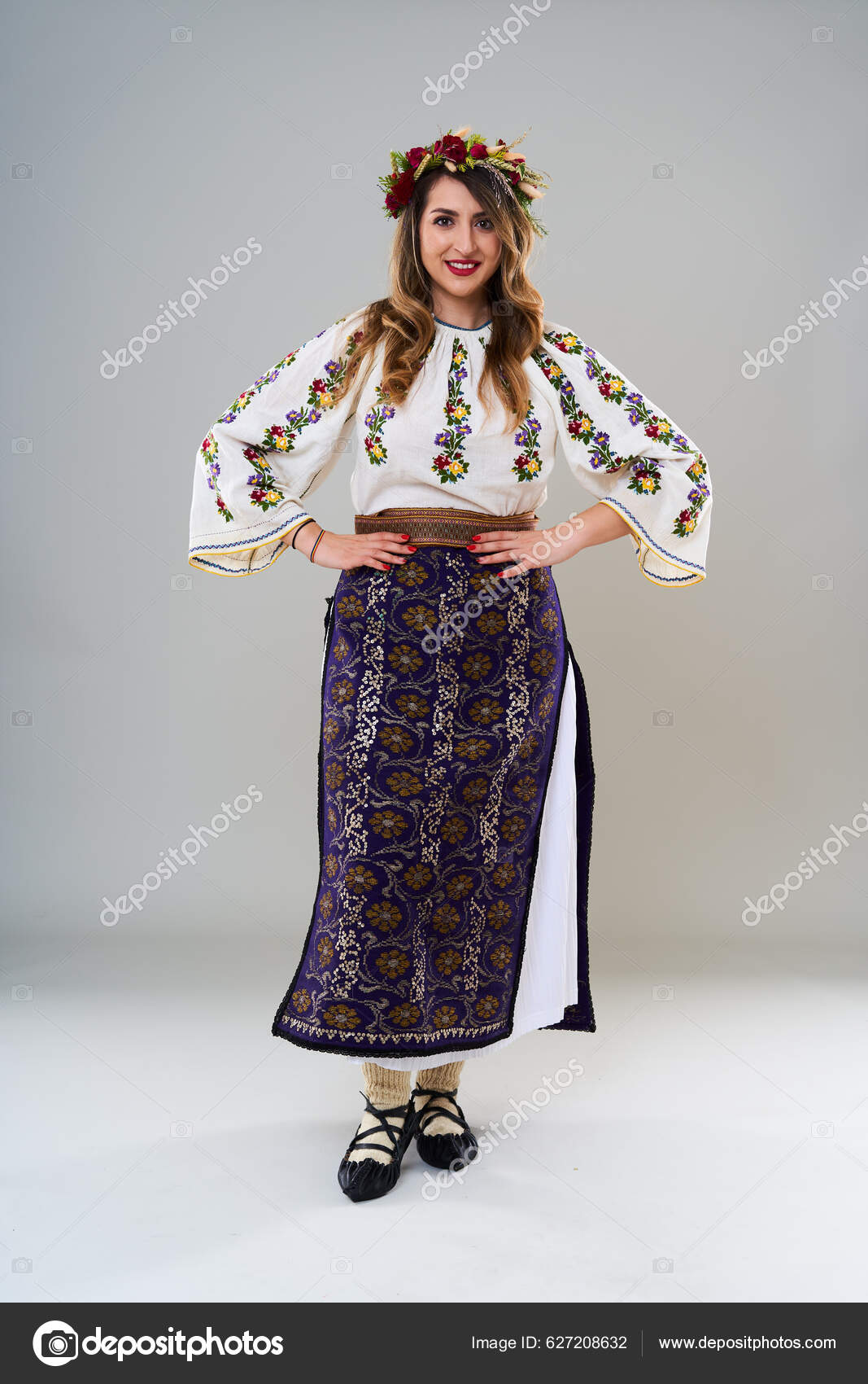 Jeune Femme Costume Roumain Traditionnel Vintage Populaire Isole Sur Fond Photo de stock par Xalanx 627208632