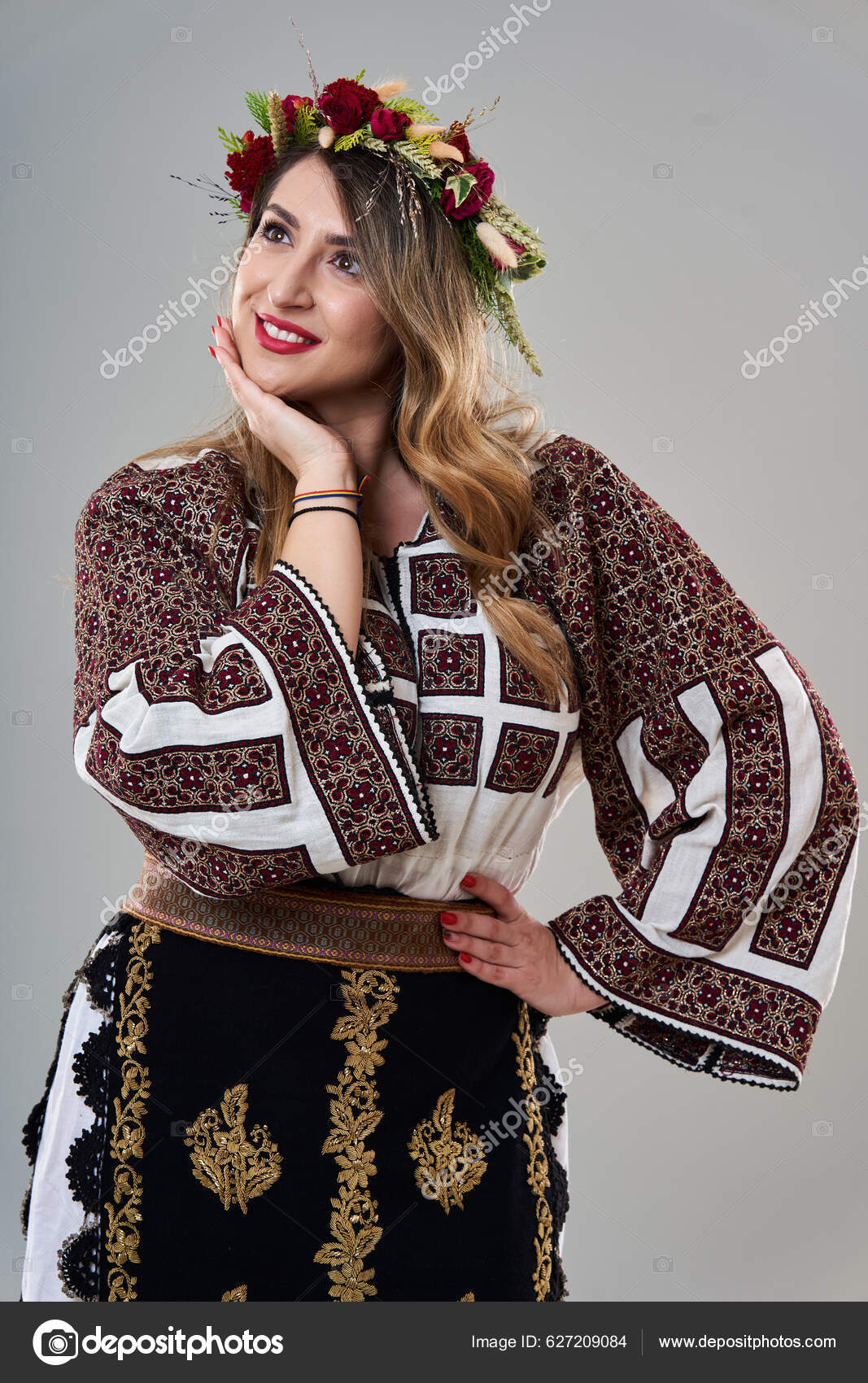 Jeune Femme Costume Roumain Traditionnel Vintage Populaire Isole Sur Fond Photo de stock par Xalanx 627209084