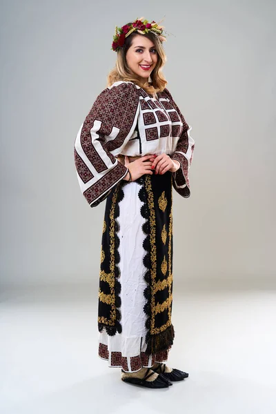 Mladá Žena Populární Vintage Tradiční Rumunský Kostým Izolované Šedém Pozadí — Stock fotografie