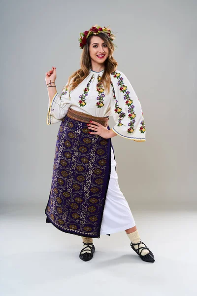 Jonge Vrouw Populaire Vintage Traditionele Roemeense Kostuum Geïsoleerd Grijze Achtergrond — Stockfoto