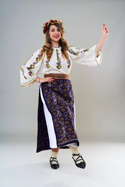 Młoda Kobieta Popularnym Vintage Tradycyjny Strój Rumuński Izolowane Szarym Tle — Zdjęcie stockowe