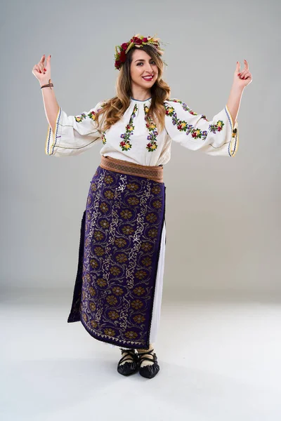 Giovane Donna Costume Tradizionale Rumeno Vintage Popolare Isolato Sfondo Grigio — Foto Stock