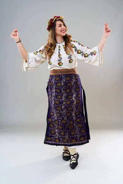Giovane Donna Costume Tradizionale Rumeno Vintage Popolare Isolato Sfondo Grigio — Foto Stock
