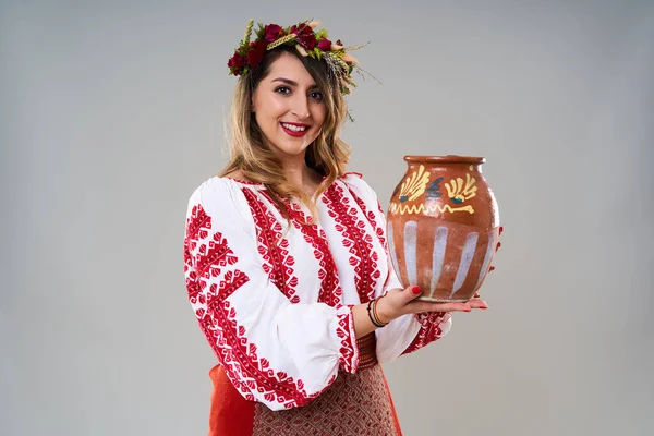 Молода Жінка Популярному Старовинному Румунському Костюмі Ізольована Сірому Фоні — стокове фото