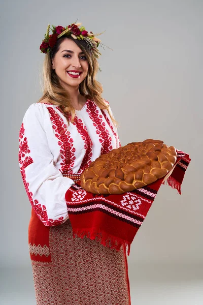 Mladá Žena Populární Vintage Tradiční Rumunský Kostým Izolované Šedém Pozadí — Stock fotografie