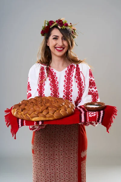 Giovane Donna Costume Tradizionale Rumeno Vintage Popolare Isolato Sfondo Grigio — Foto Stock