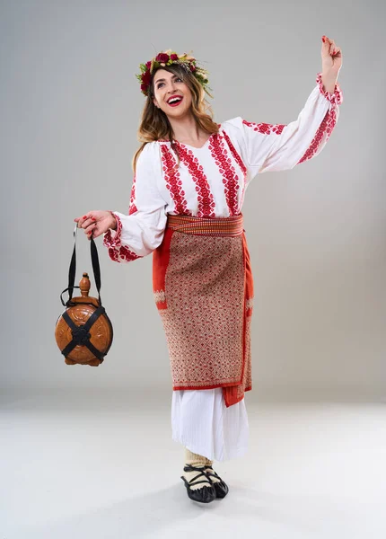 人気のヴィンテージ伝統的なルーマニアの衣装で若い女性 灰色の背景に隔離されました — ストック写真