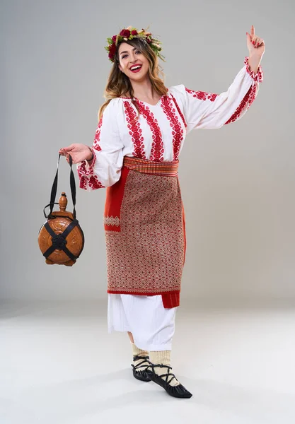 Jonge Vrouw Populaire Vintage Traditionele Roemeense Kostuum Geïsoleerd Grijze Achtergrond — Stockfoto