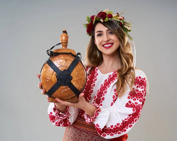 Junge Frau Beliebter Rumänischer Vintage Tracht Isoliert Auf Grauem Hintergrund — Stockfoto