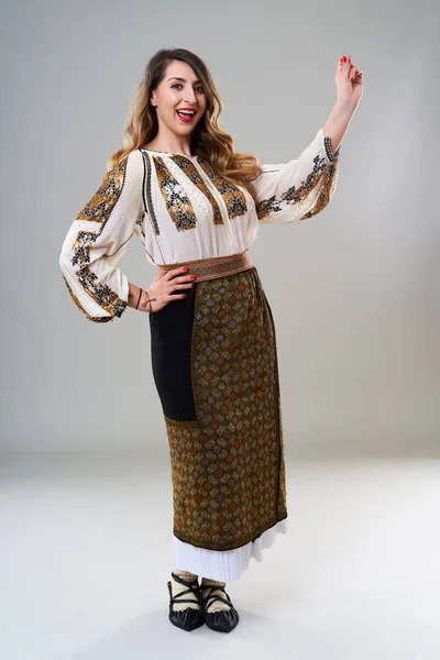 Νεαρή Γυναίκα Δημοφιλή Vintage Παραδοσιακή Ρουμανική Φορεσιά Απομονωμένη Γκρι Φόντο — Φωτογραφία Αρχείου