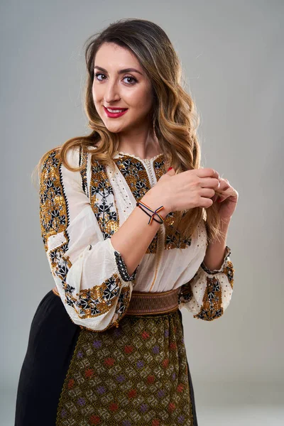 Junge Frau Beliebter Rumänischer Vintage Tracht Isoliert Auf Grauem Hintergrund — Stockfoto