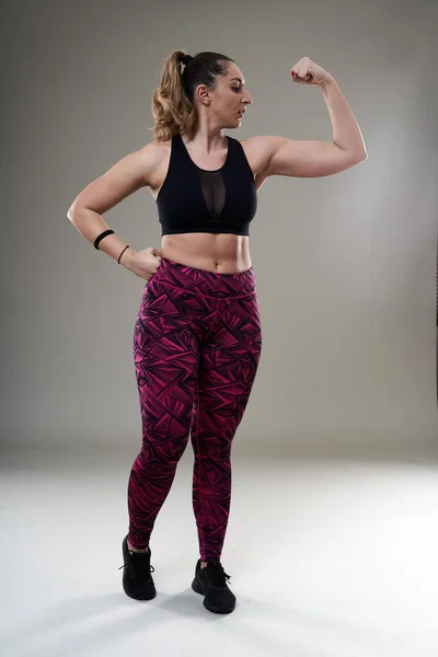Mujer Hispana Joven Más Tamaño Posando Traje Fitness Sobre Fondo —  Fotos de Stock