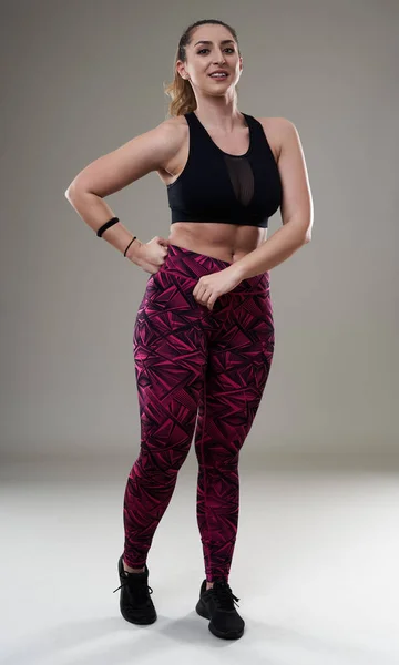 Mujer Hispana Joven Más Tamaño Posando Traje Fitness Sobre Fondo —  Fotos de Stock