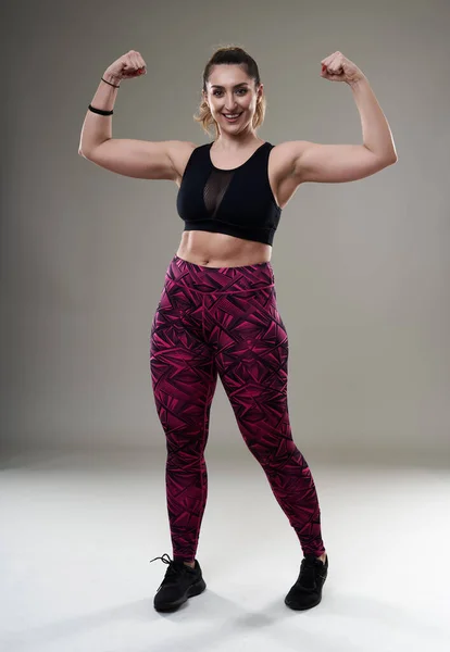 Jong Size Latino Vrouw Poseren Fitness Kleding Grijze Achtergrond Acceptatie — Stockfoto