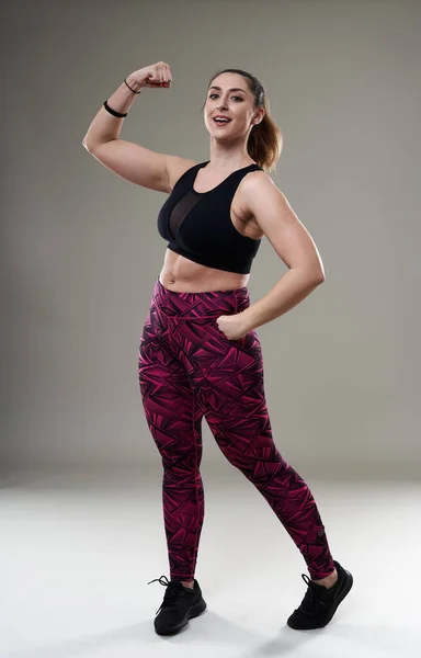 Mujer Hispana Joven Más Tamaño Posando Traje Fitness Sobre Fondo — Foto de Stock