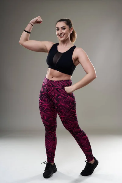 Jovem Mulher Hispânica Size Posando Traje Fitness Fundo Cinza Aceitação — Fotografia de Stock