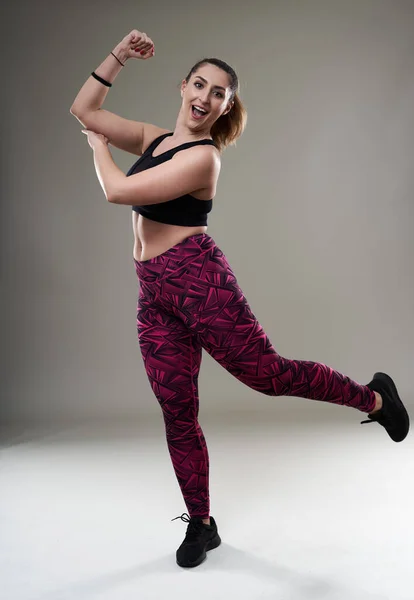 Young Size Hispanic Woman Posing Fitness Attire Gray Background Acceptance — Stock Photo, Image