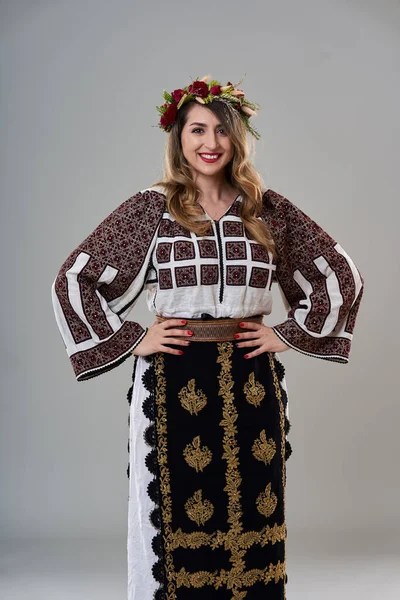 Νεαρή Γυναίκα Δημοφιλή Vintage Παραδοσιακή Ρουμανική Φορεσιά Απομονωμένη Γκρι Φόντο — Φωτογραφία Αρχείου
