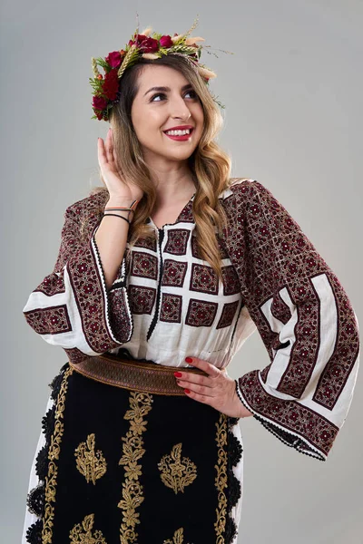 Молода Жінка Популярному Старовинному Румунському Костюмі Ізольована Сірому Фоні — стокове фото