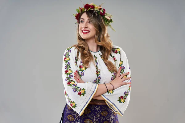 Mujer Joven Traje Tradicional Rumano Vintage Popular Aislado Sobre Fondo —  Fotos de Stock
