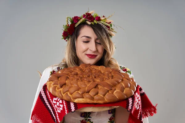 Młoda Kobieta Popularnym Vintage Tradycyjny Strój Rumuński Izolowane Szarym Tle — Zdjęcie stockowe