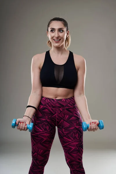 Atraktivní Velikost Žena Cvičit Činkami Izolované Šedém Pozadí — Stock fotografie