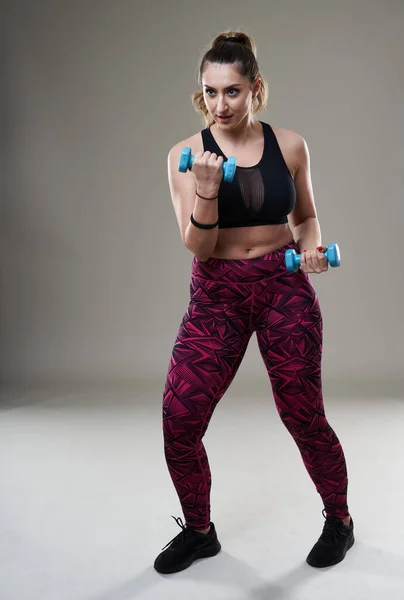 Attraktive Size Frau Trainiert Mit Kurzhanteln Isoliert Auf Grauem Hintergrund — Stockfoto