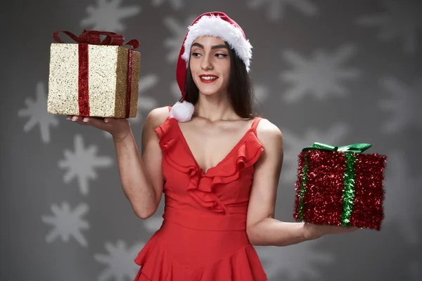 Atrakcyjny Pomocnik Santa Dziewczyna Mini Czerwonej Sukience Boże Narodzenie Czapka — Zdjęcie stockowe